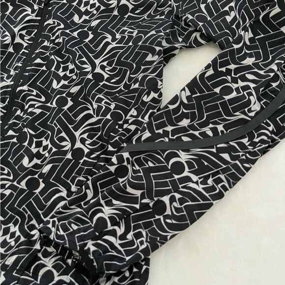 Nike Shield Impossibly Light Running Jacket Black and White, Size S - Picture 9 of 15